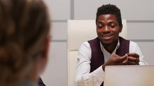 Businessman and Businesswoman Discussing Work alt