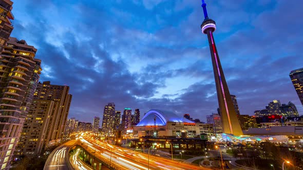 Toronto, Canada, Timelapse - The traffic of the gardiner Expressway and the CN Tower alt