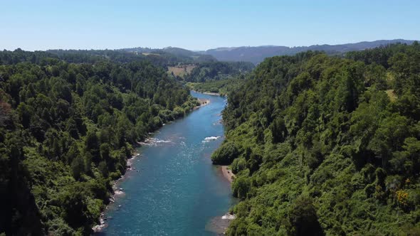 Ecologia al rededor de cristalino rio San Pedro en el sur de Chile, colores que adornan el paisaje. alt