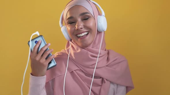 Music App Sound Inspiration Happy Woman Headphones alt