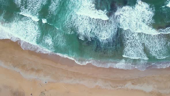 High and powerful waves coming fast to the beach, waves in winter day alt