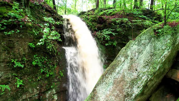 A zoom in shot of cascade falls among leaves and moss covered boulders in Nelson Ledges state Park o alt
