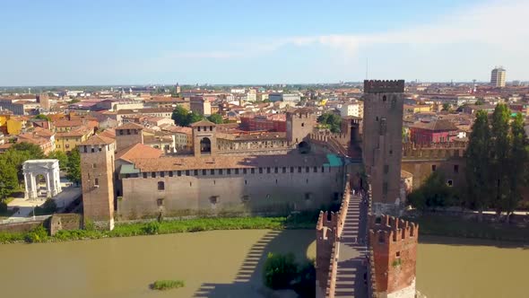 Verona, Italy: Aerial view of Castelvecchio Bridge (Ponte di Castelvecchio) and Castelvecchio Castle alt