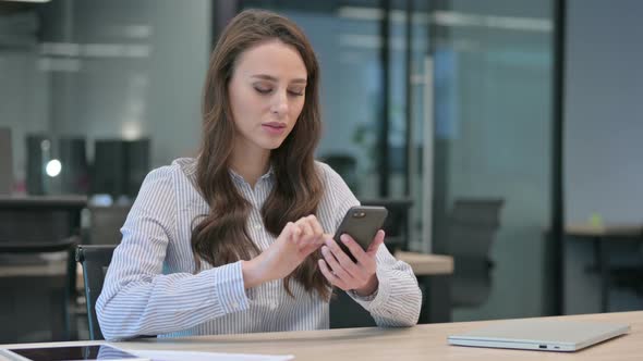 Upset Young Businesswoman Reacting to Loss on Smartphone alt