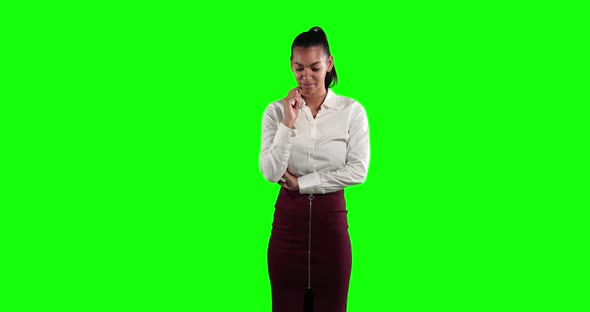 Animation of a Caucasian woman in suit in a green background alt