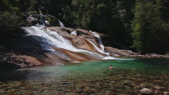 Piscinas naturales de aguas cristalinas en Cochamo llamadas Toboganes de Cochamo, Chile. alt