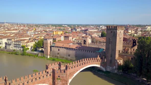 Verona, Italy: Aerial view of Castelvecchio Bridge (Ponte di Castelvecchio) and Castelvecchio Castle alt