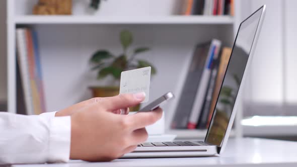 Buyng on a Virtual Shop Onlin with Smartphone and Notebook. Close Up alt