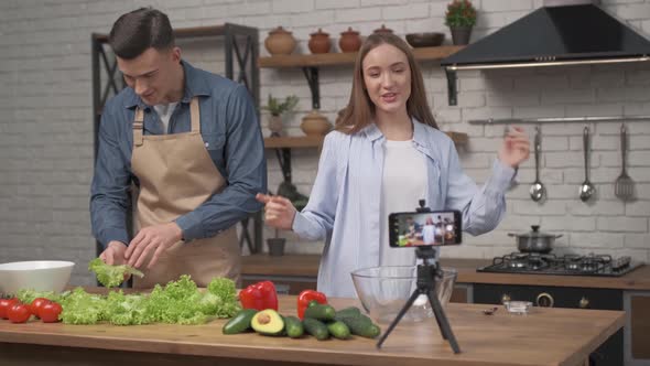 online blogging, mobile phone makes video for subscribers how bloggers couple cook preparing  alt