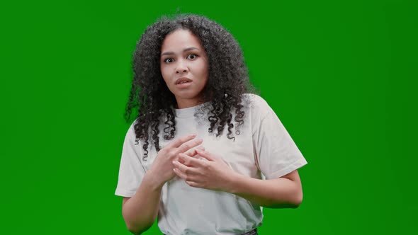 Green Screen Young Scared Lady alt