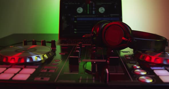 DJ Controller With Headphones 24B