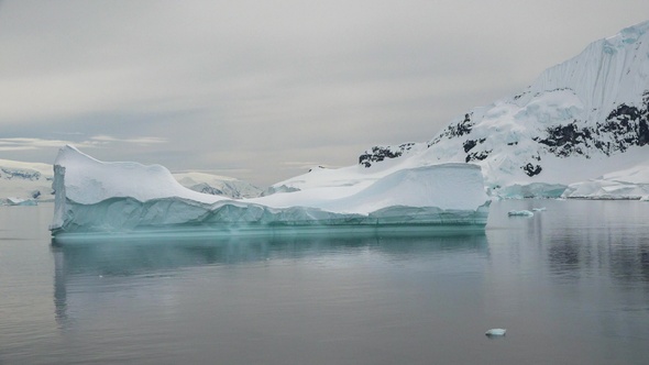 Environment. Climate change and global warming. Greenland. Drifting icebergs in the ocean. alt