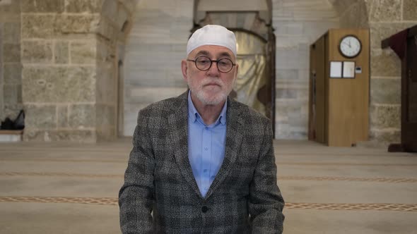 Old Man Spent Time In Mosque alt
