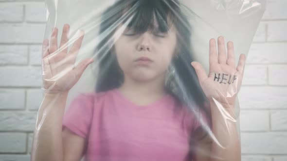 Suffocating in plastic. A alt