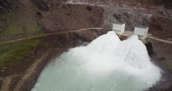 Dam with Large Discharge Pressure of the Water alt