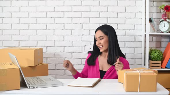 Woman dancing and selling product online, Online marketing concept alt