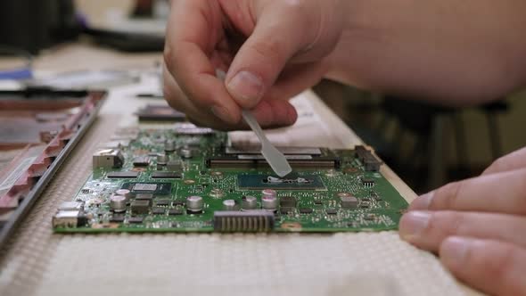 Applying Thermal Paste to the Laptop Processor alt