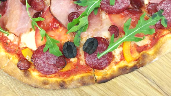 Delicious Pizza Salami Arugula alt