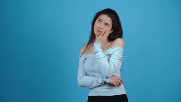 The Young Woman Who Thinks While Putting Her Hands to Her Mouth for New Ideas Puzzled alt