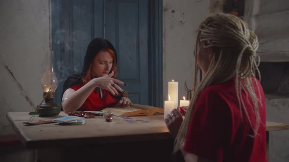 Pretty Fortune Teller Tarot Card Reading To Woman alt