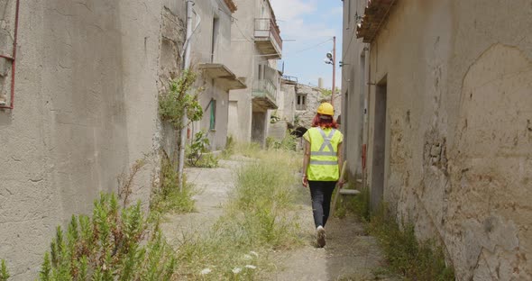 Ukrainian rescuer looks at the disasters made in the city after the war alt