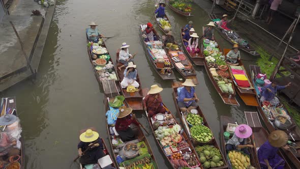 Damnoen Saduak Floating Market or Amphawa. Local people sell fruits, traditional food on boats alt