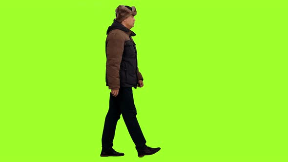 Adult Man Walks and Changes Clothes According to the Seasons, Chroma Key alt