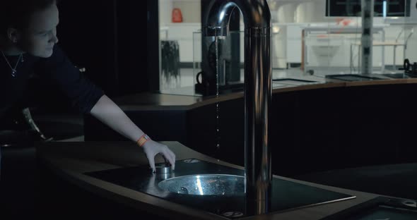 Experiment with water running backwards in Heureka science centre alt