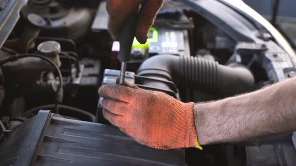 auto mechanic changing the air filter in the car.close-up alt