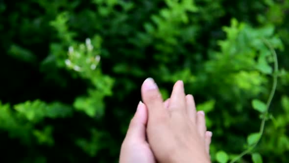 Use sanitizer gel for cleaning the hand alt