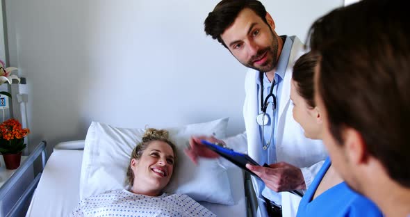 Team of doctors interacting with the pregnant woman alt