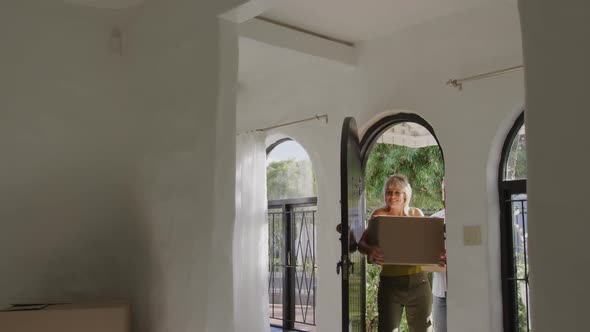 Couple moving into their new home alt