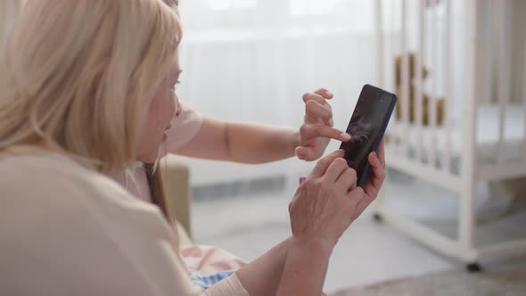 Looking At Ultrasound Of Baby alt