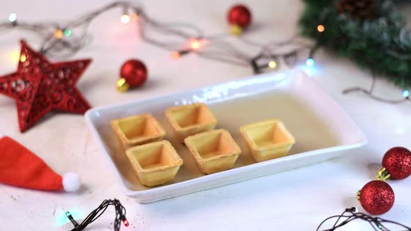 Empty shortbread tartlets for starters alt