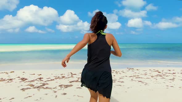 Mujer corre en el caribe