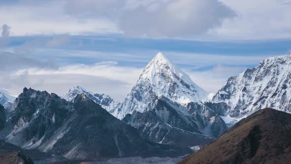 Pumori Mountain. Himalaya, Nepal alt