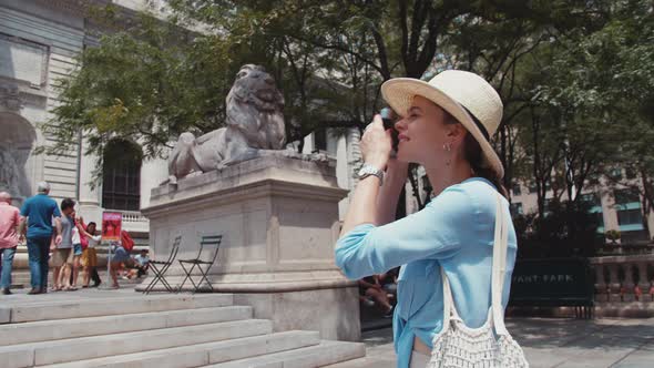 Attractive tourist making a photo museum in New York alt