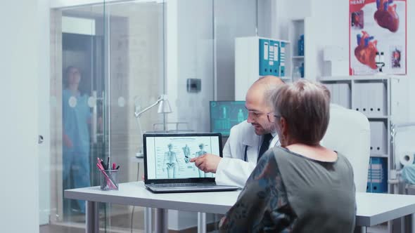 Explaining Human Skeleton To Elderly Patient alt