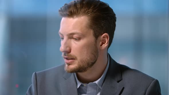 Serious businessman explaining promotion ideas to colleagues in workplace alt