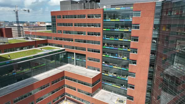 Hospital building Baltimore Maryland. Medical care and surgery center. View pullback reveal. alt