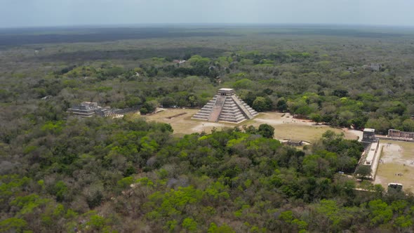 Aerial Footage of Temple of Kukulcan  El Castillo alt