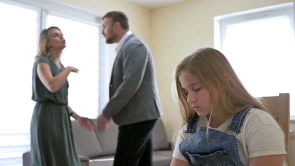 Family scandal. Parents quarreling, child is suffering. alt