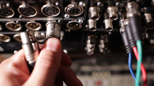 Inserting Xlr Audio Cables To The Recorder alt