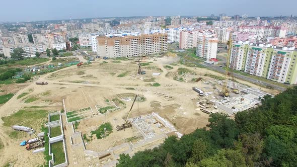 builders are working on the construction of a high-rise building in the city alt
