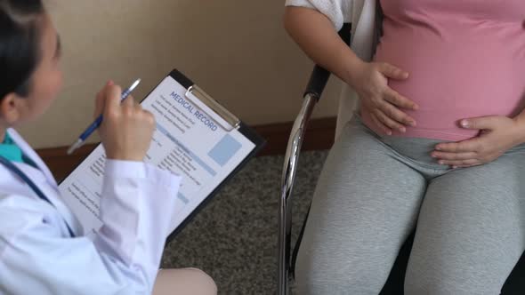 Pregnant Woman and Gynecologist Doctor at Hospital alt