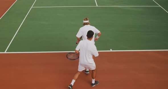 Tennis players shaking hands alt