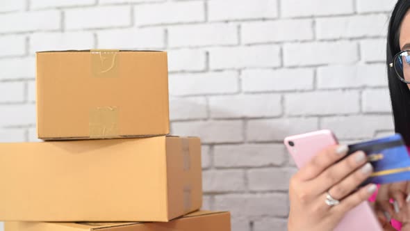 Phone Woman Credit alt