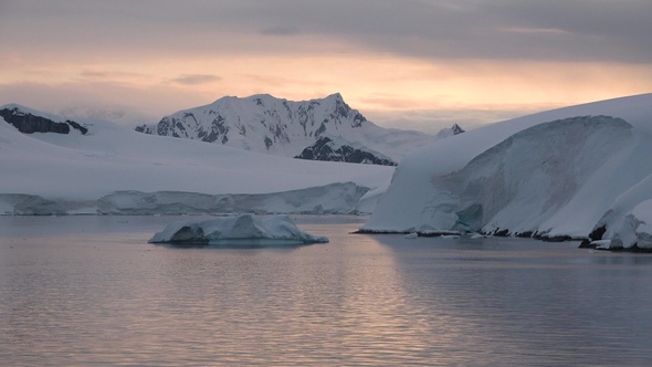 Arctic. Sunset, glaciers and icebergs. Landscape of snowy mountains and icy shores in Antarctica. alt
