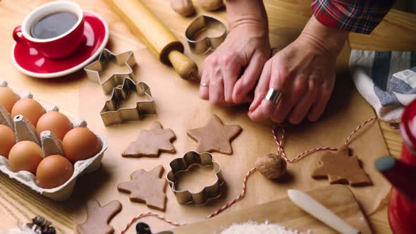 Baking Christmas Gingerbread Cookies 5 alt