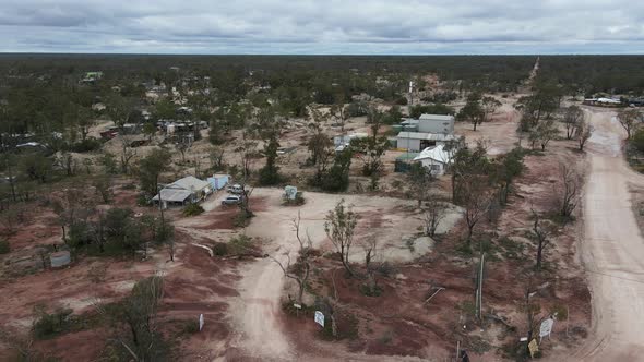 A revealing aerial video show small mining homes and roads in the outback Australian town of Lightni alt